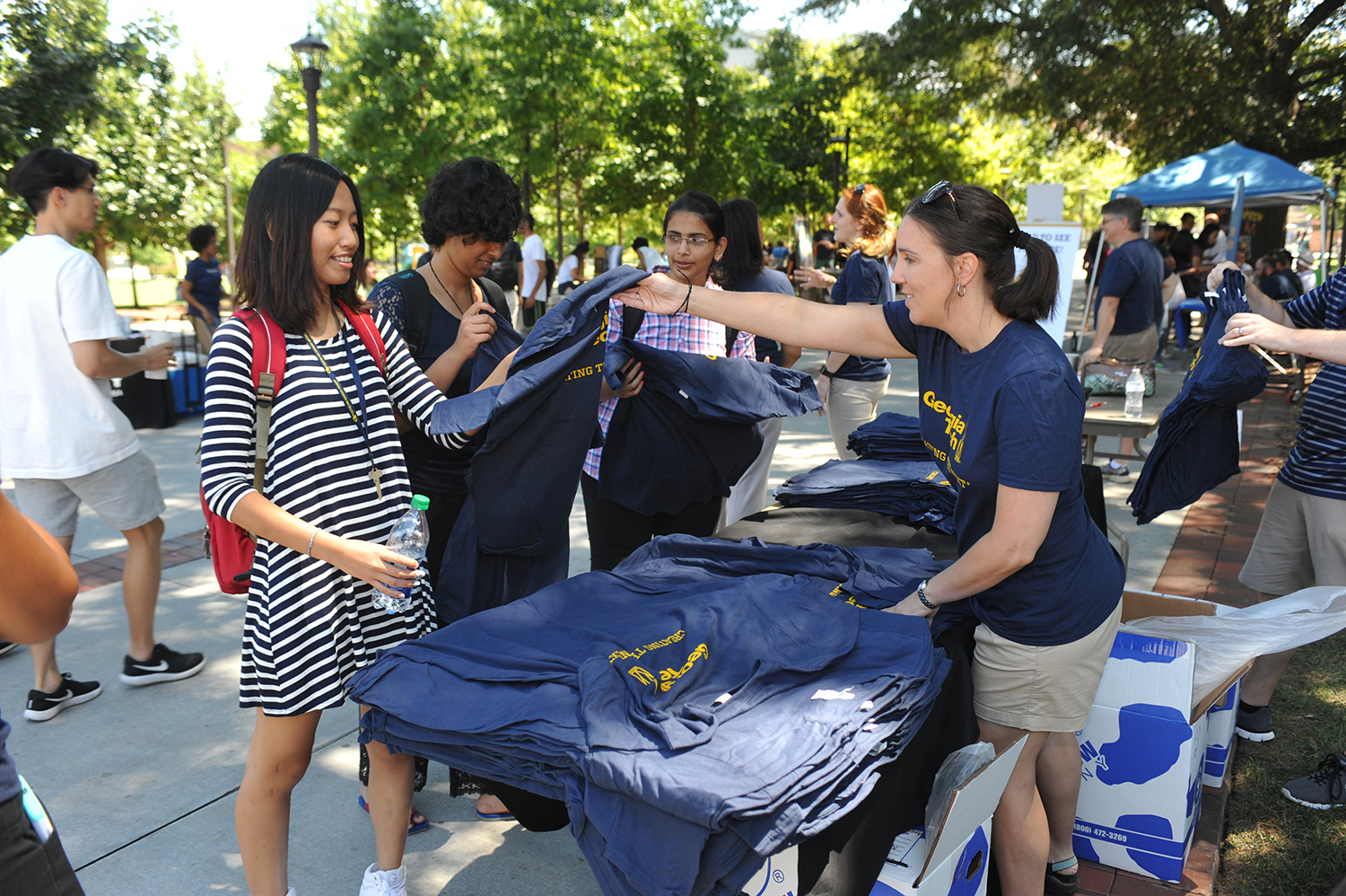 Students get tshirts on Tech Walk