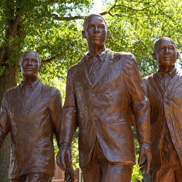 Trailblazers statue featuring Georgia Tech matriculantes of color