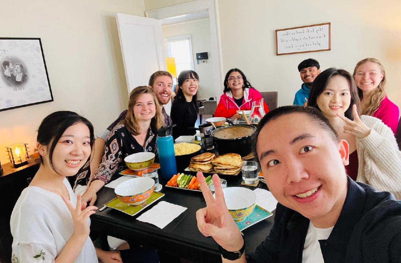 Students, faculty, and staff share a Thanksgiving meal