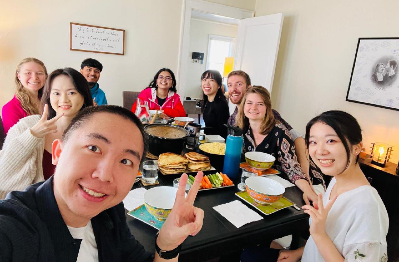 Students, faculty, and staff share a Thanksgiving meal