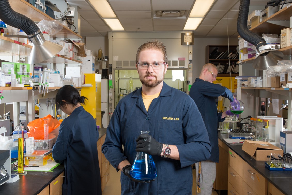 Remy Poulin, first author on a study of chemicals in crab urine that tip off mud crabs, which blue crabs prey upon, to the predatory danger, in Julia Kubanek's lab at Georgia Tech. Credit: Georgia Tech