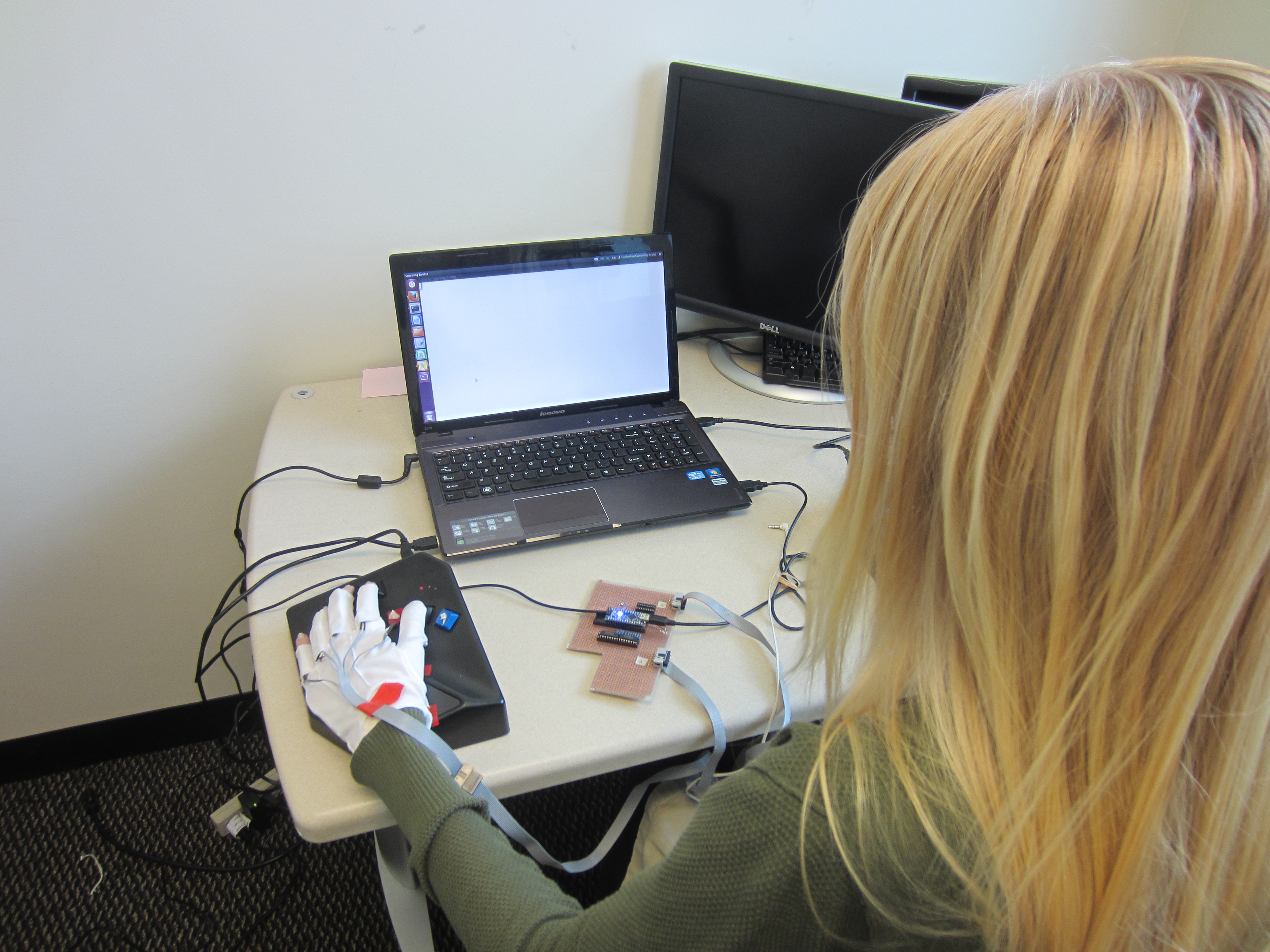 A wearable computing technology helps people learn how to read and write Braille as they concentrate on other tasks. 