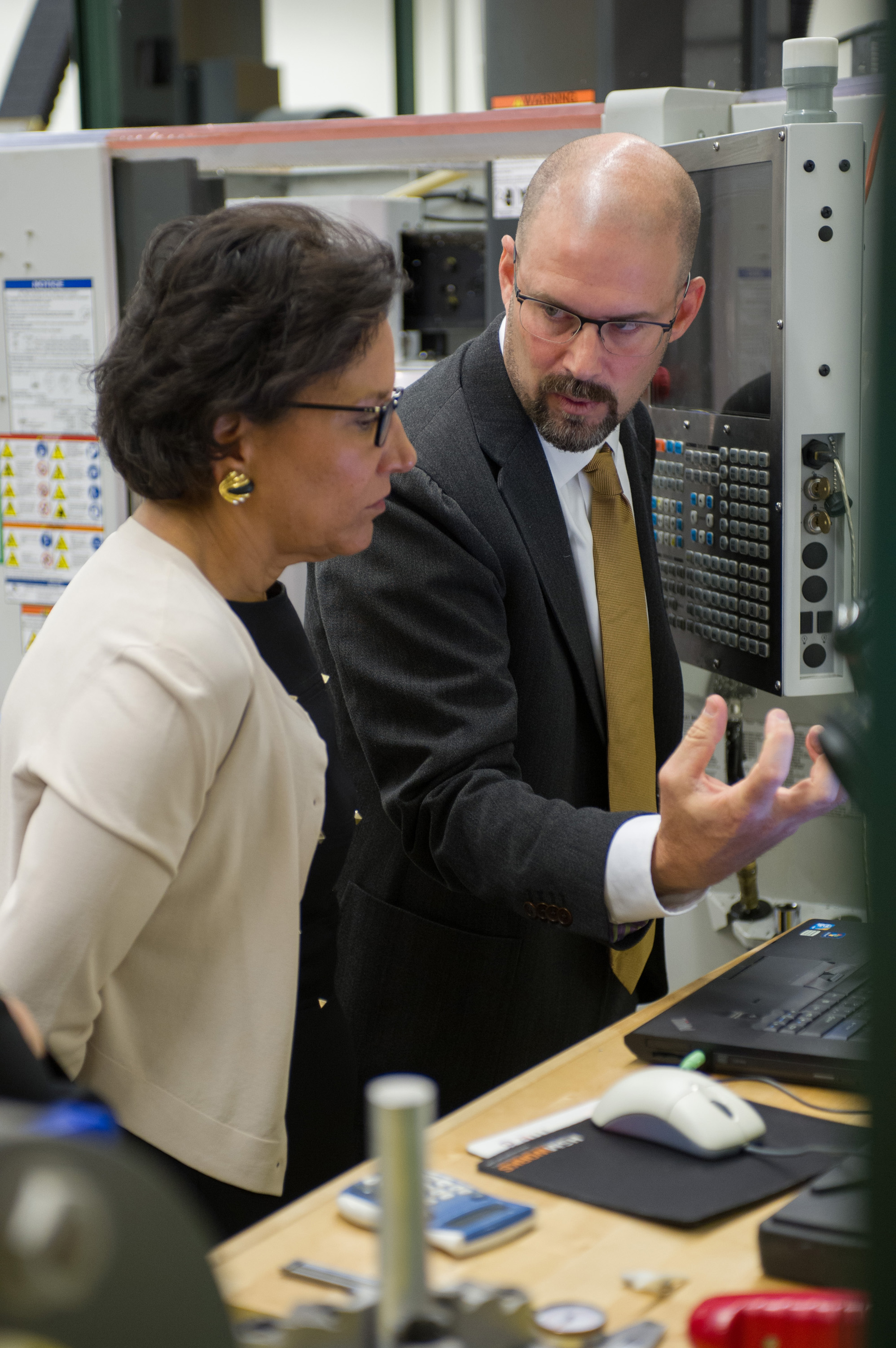 Mark McJunkin, director of operations at the Global Center for Medical Innovation (GCMI), explains a prototyping step to U.S. Secretary of Commerce Penny Pritzker. Pritzker visited GCMI on August 23rd. (Georgia Tech Photo: Rob Felt)