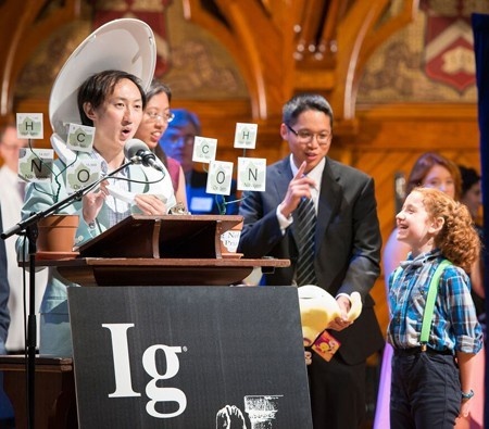 David Hu accepts the Ig Nobel Prize.