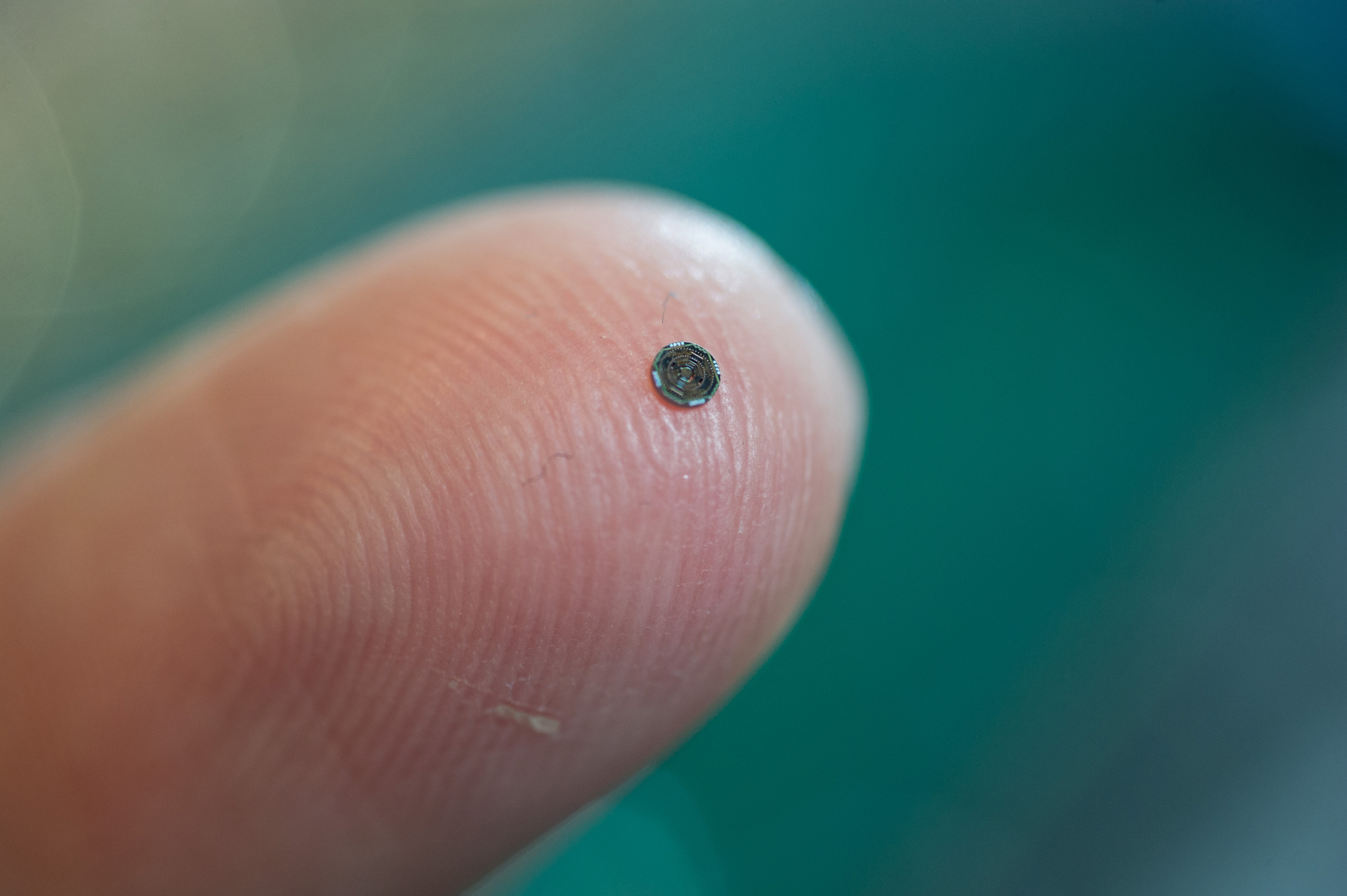 Микро стал. Самый маленький чип под кожу. Нано микрочип. Микрочипы самые маленькие.