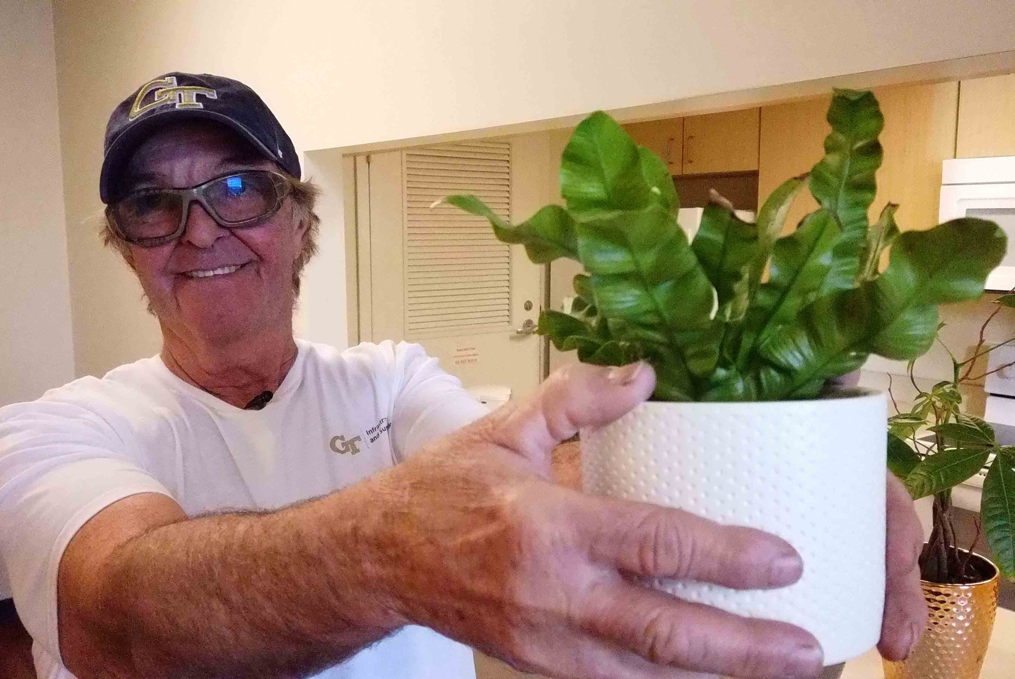 don read with a houseplant