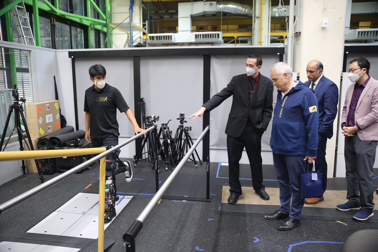 Pres. Cabrera visits Mechanical Engineering
