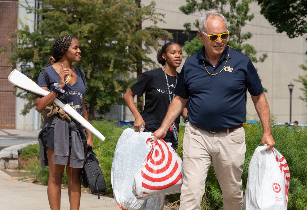 President Cabrera helps with move-in. 