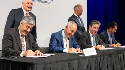USG Chancellor Sonny Perdue looks on as Georgia Tech President Ángel Cabrera and Executive Vice President for Research Chaouki Abdallah sign the memorandum of understanding with Hyundai officials, signifying the beginning of a transformative partnership. 