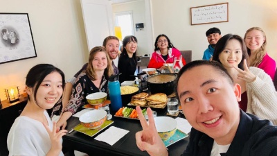 Students, faculty, and staff share a Thanksgiving meal