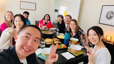 Students, faculty, and staff share a Thanksgiving meal