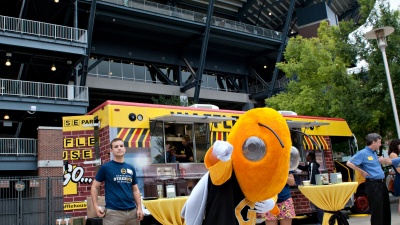 Buzz welcomes students to the SAA Kickoff site at Bobby Dodd Stadium.