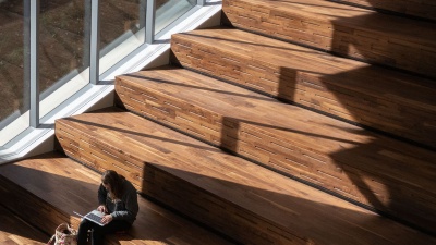 A student with her laptop on the steps of Crosland Tower.