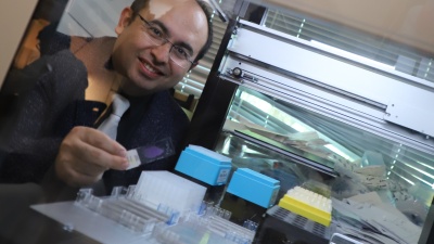 Ahmet in lab