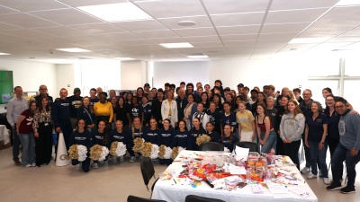 President Ángel Cabrera joins FYSA students during their service project at Mater Misericordiae Hospital.