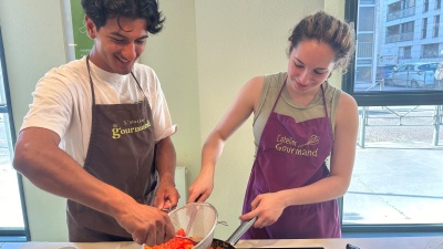 After instruction from the L’Atelier Gourmand chef, second-year Chemical Engineering major Juan Pablo Gonzalez-Villaseca and second-year Biomedical Engineering major Alexis Vladescu prepare a Basque-style wok chicken for their entrée.