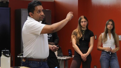 Omar Garcia gives a lecture in Startup Lab