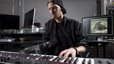 Jason Barnes lost part of his right arm in 2012. He can now play the piano by controlling each of his prosthetic fingers.