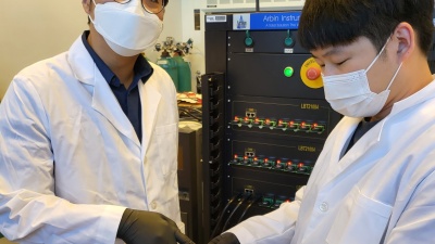 Prof. Seung Woo Lee (left) and Michael J. Lee (right) have demonstrated a more cost-effective, safer solid polymer electrolyte (rubber material) for all-solid-state batteries. (Photo credit: Georgia Tech)
