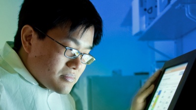 A microbiologist uses next-generation sequencing technology to identify a bacterial DNA fingerprint. (Credit: Centers for Disease Control and Prevention).