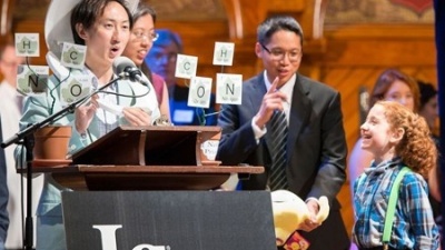 David Hu accepts the Ig Nobel Prize.
