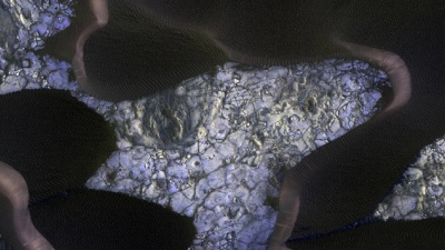 The Nili Patera volcanic caldera contains some of the fastest-moving sand dunes on Mars. New spectral data and modeling reveal that they are racing across unusual Martian bedrock. Credit: NASA/JPL/University of Arizona.