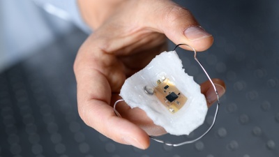 The intraoral electronics with a sodium sensor is based on a breathable elastomeric membrane that resembles a dental retainer. The ultrathin device is flexible and stretchable, and can wirelessly transmit data up to 10 meters. (Credit: Rob Felt, Georgia Tech).