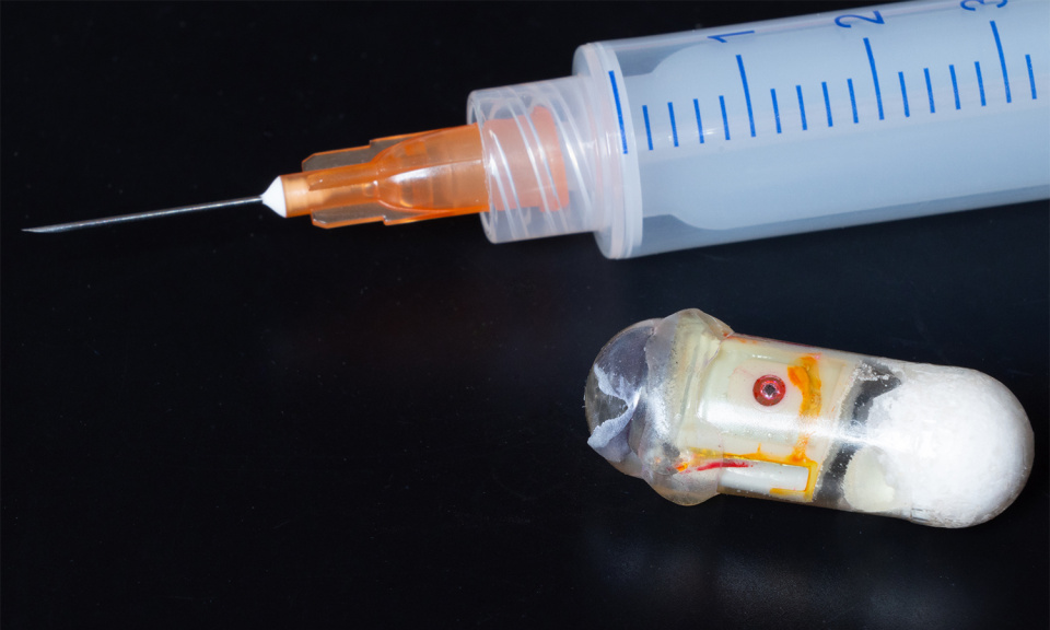 Mark-Prausnitz-needle-capsule-closeup_5169.jpg
