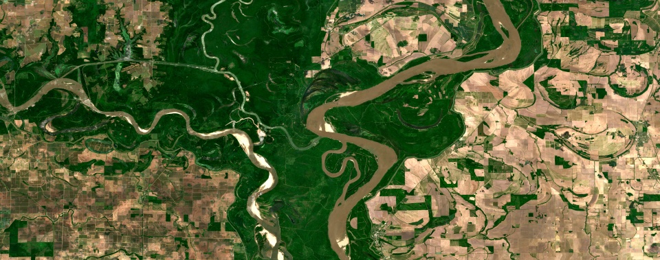 Mississippi River agricultural landscape on open data satellite image